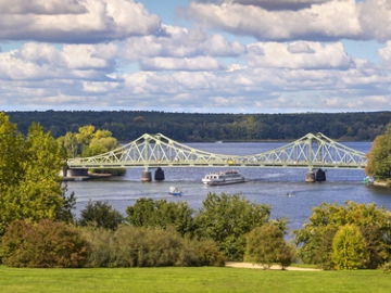 Glienicker Brücke zwischen Potsdam und Berlin (Credit: Fotolia/CeHa)